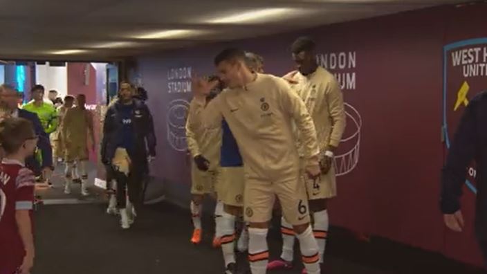 Mascotte krijgt lachers op zijn hand na grap met Thiago Silva