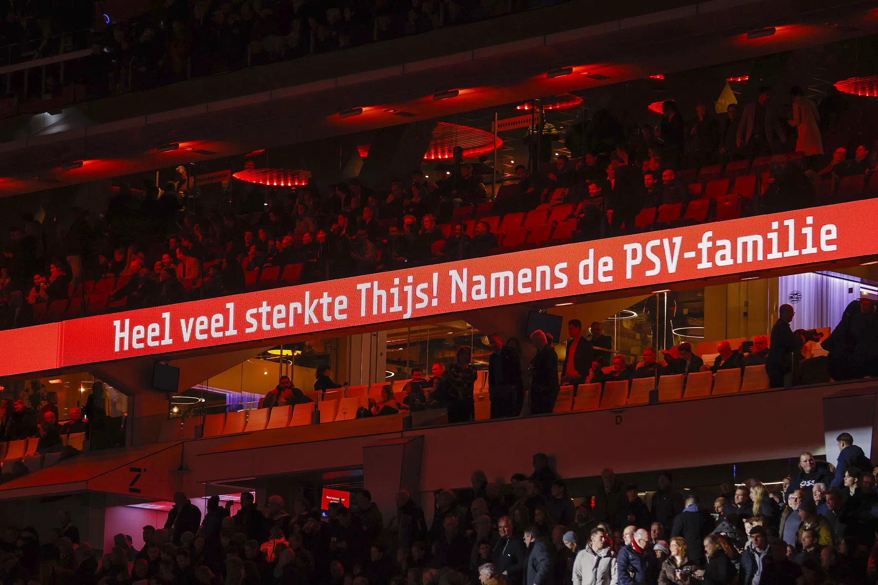 Prachtige steunbetuiging aan Thijs Slegers tijdens PSV-FC Groningen