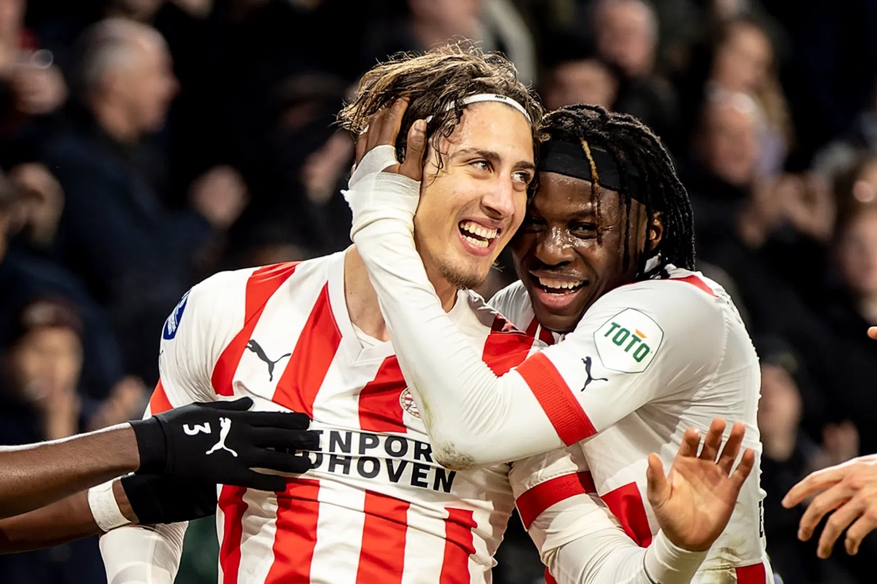 Fábio Silva prijst zich zeer gelukkig met Van Nistelrooij en De Jong 