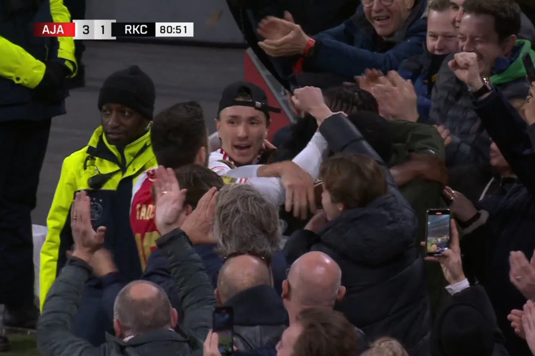 Berghuis komt met verklaring voor opzetten pet na goal Ajax
