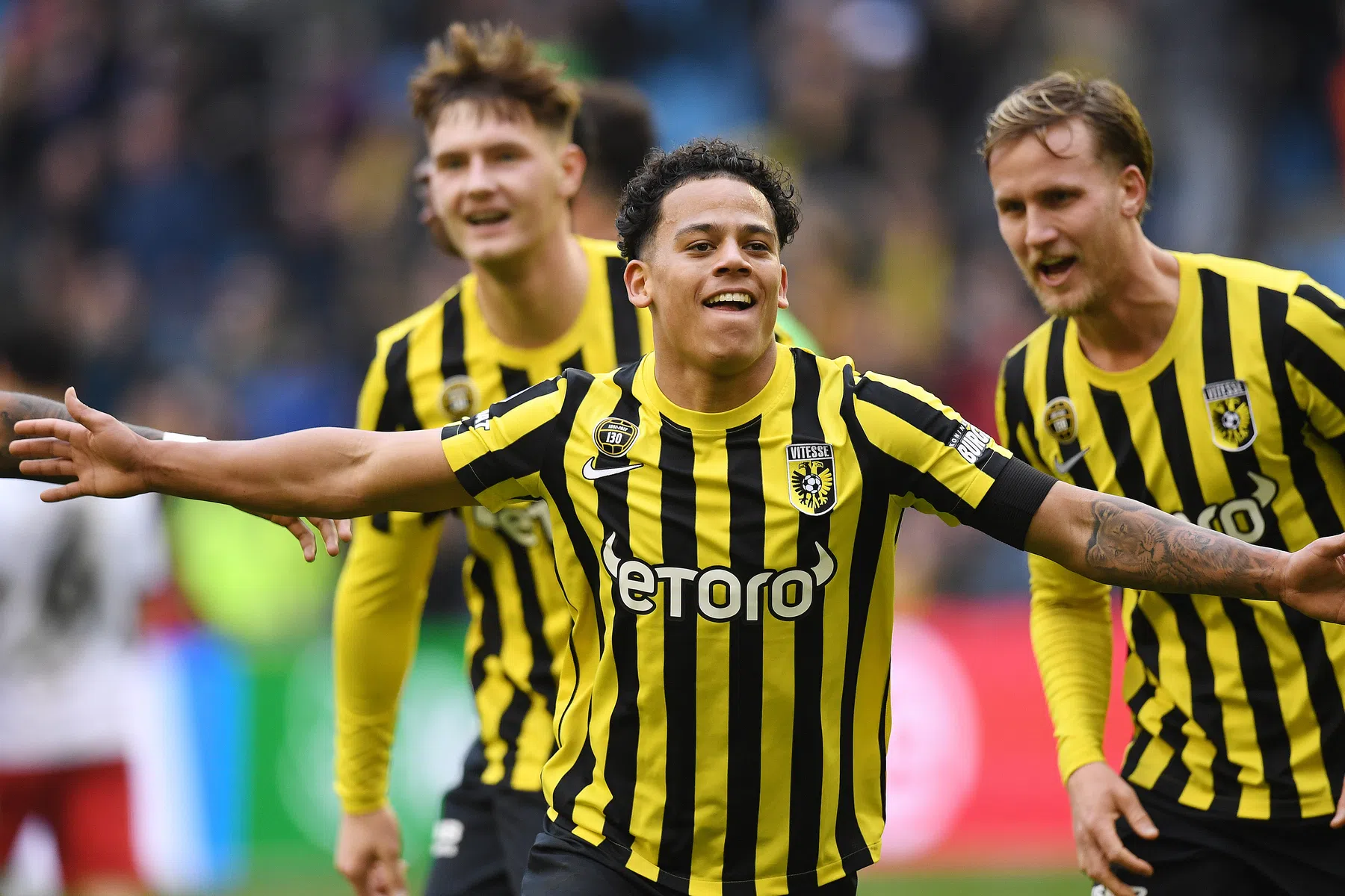 Counter-specialist Manhoef helpt tien man Vitesse aan zege op FC Utrecht