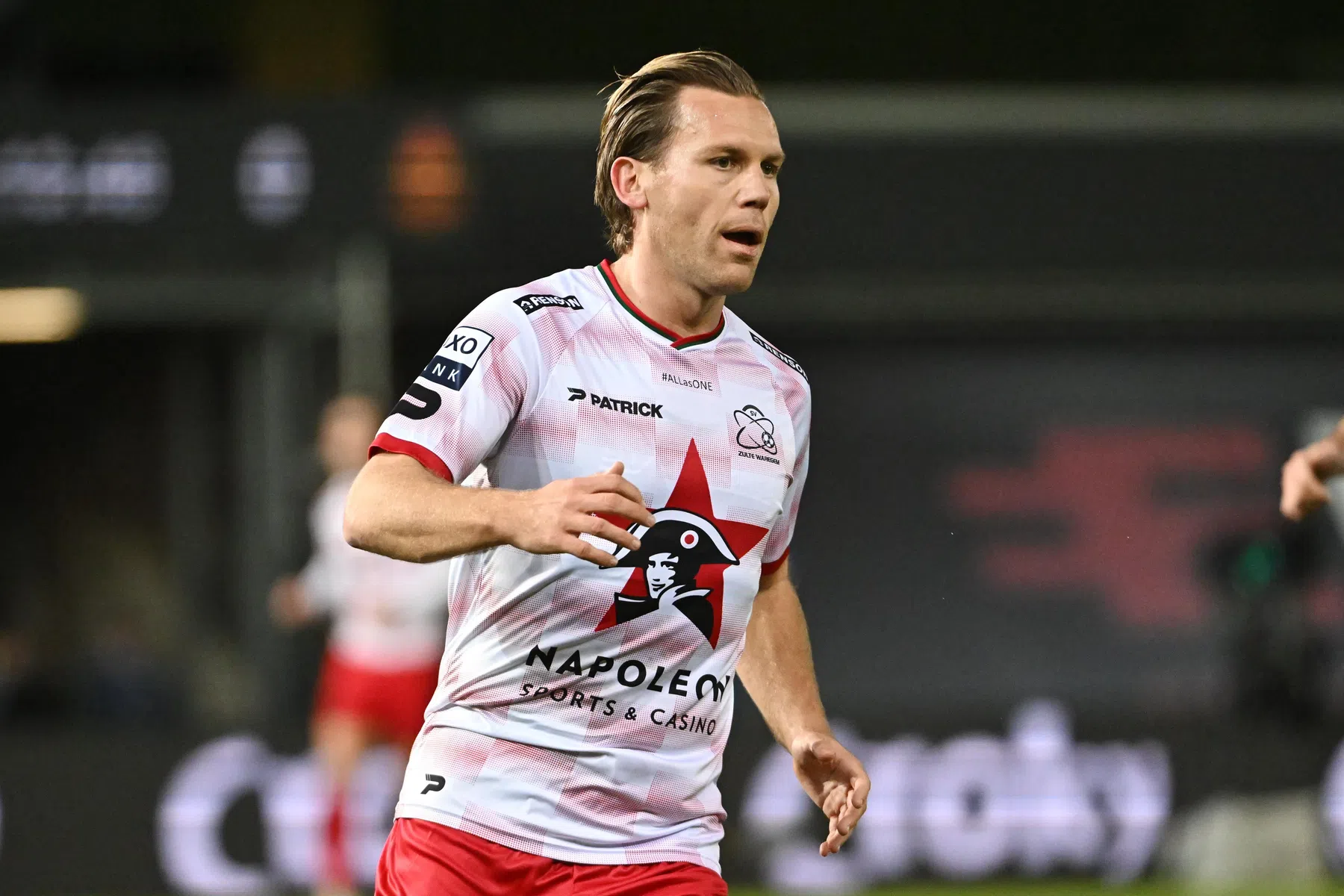 Vormer breekt sleutelbeen na 'idioot duel' en moet onder het mes