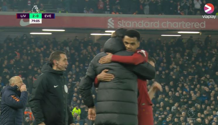 Geplaagde Klopp opgelucht: 'Ik doe alles voor ze, behalve mijn kleren uit'