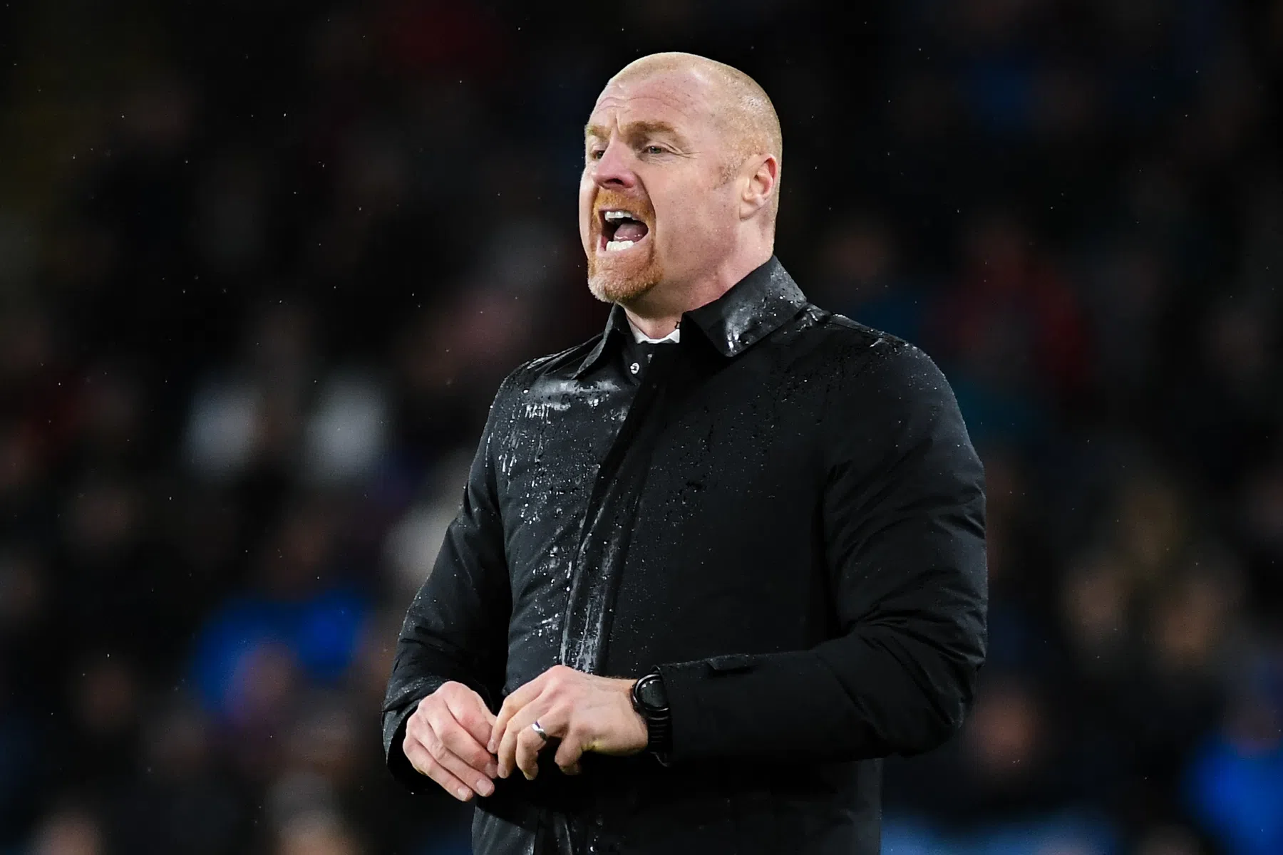 Sean Dyche wijst met vinger naar zijn doelman na derby-nederlaag Everton