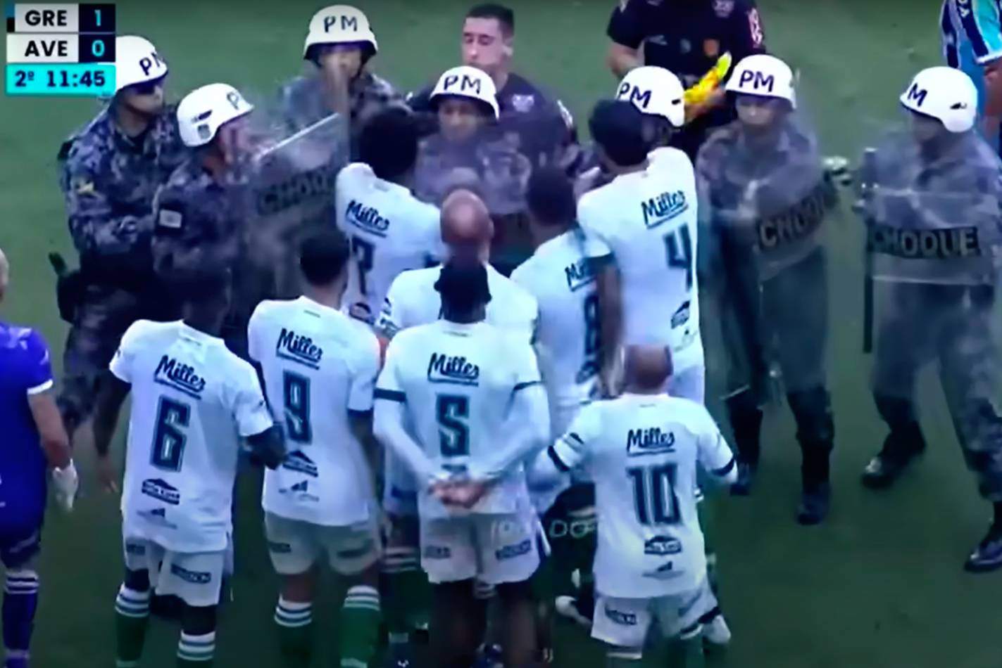 Ordetroepen op veld na ophef over goal met rol voor sluwe Suárez