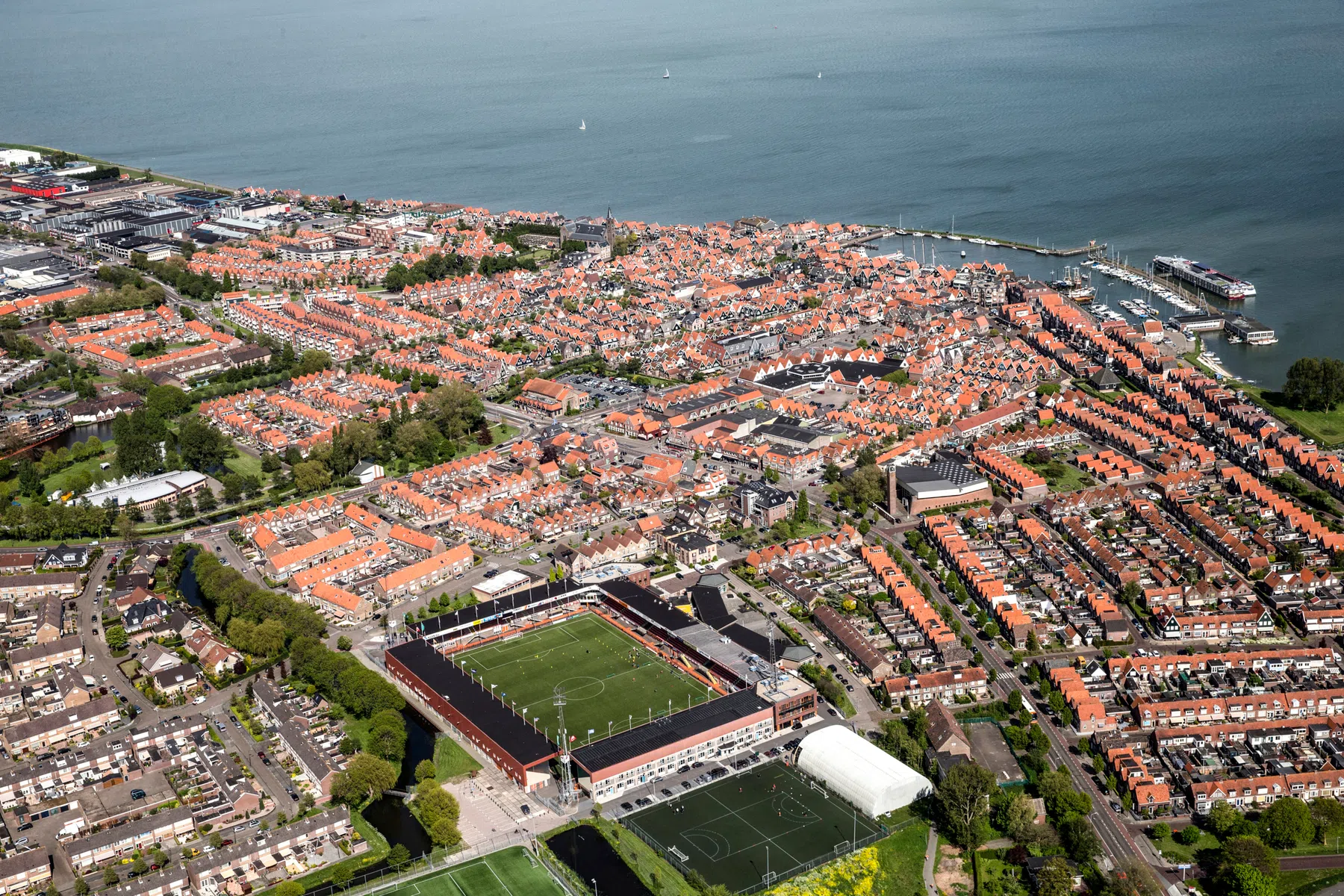 Het rommelt achter De Dijk: botsende visies verdelen bestuur FC Volendam