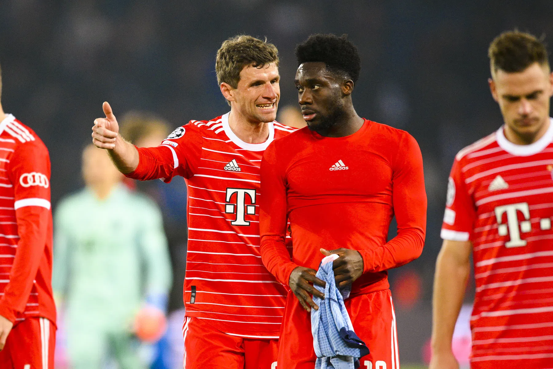 Na drie jaar heeft Alphonso Davies eindelijk shirt van Messi te pakken