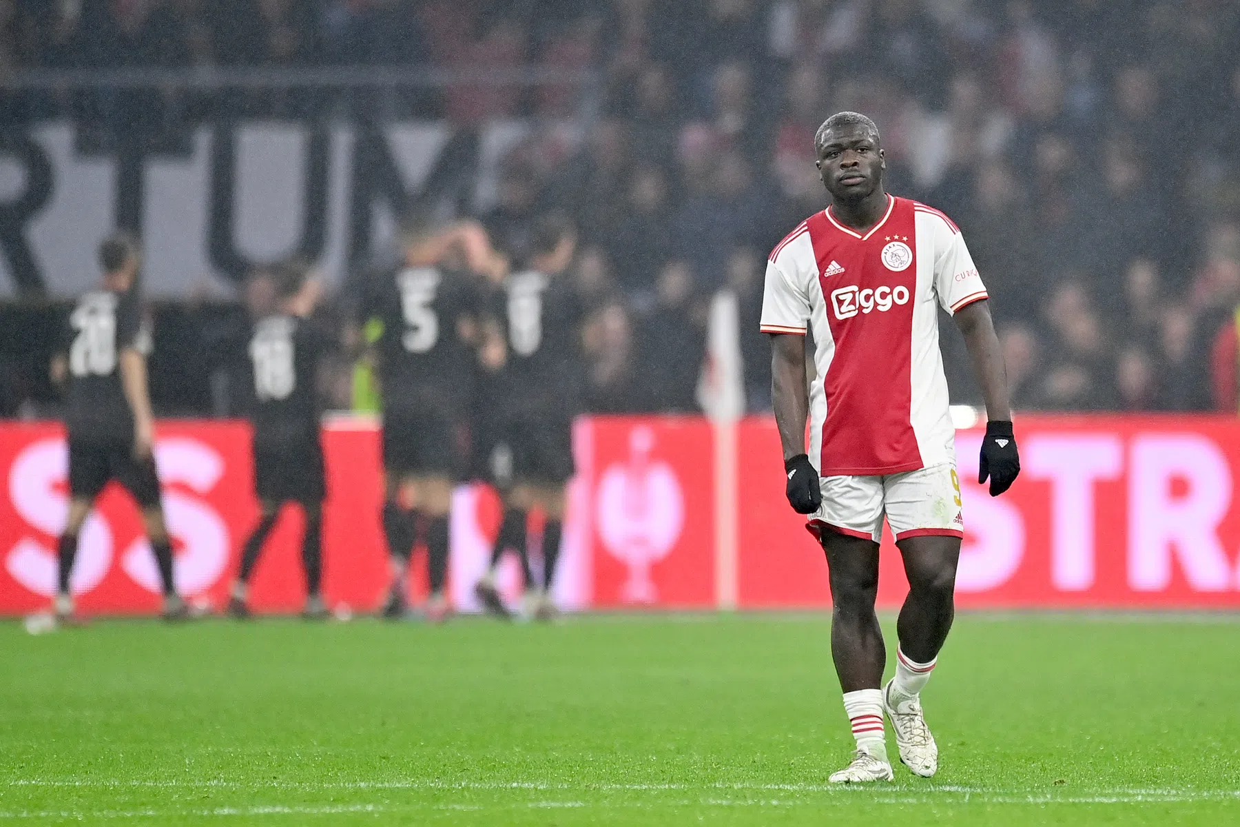 Tandeloos Ajax ontsnapt dankzij VAR aan nederlaag tegen Union