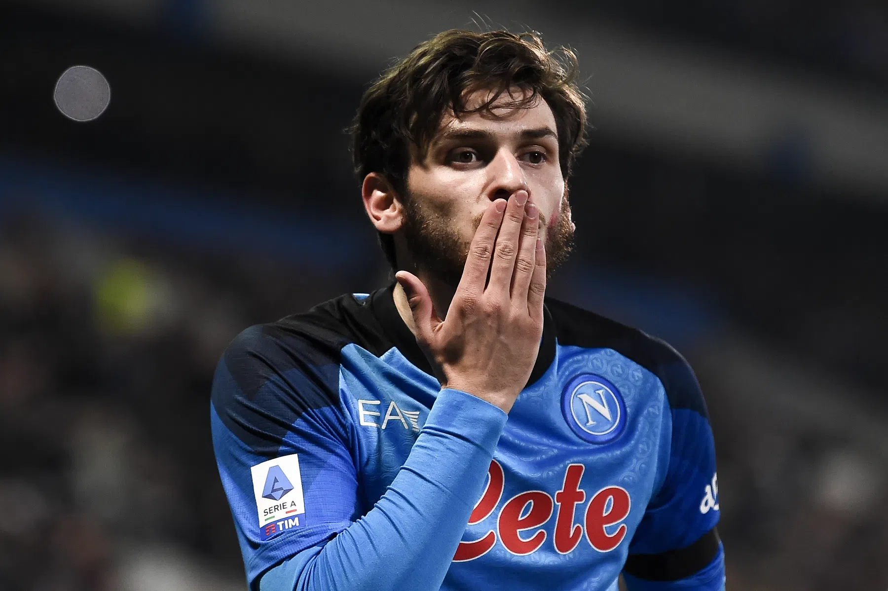 Superslalom Kvaratskhelia zet Napoli op weg naar volgende zege