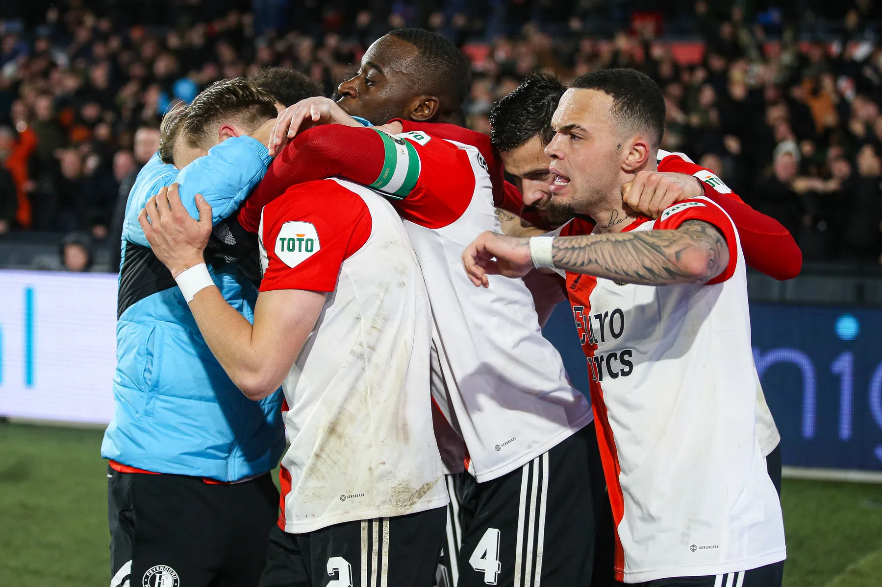 Feyenoord slaat wéér toe in slotfase en krijgt AZ toch nog op de knieën