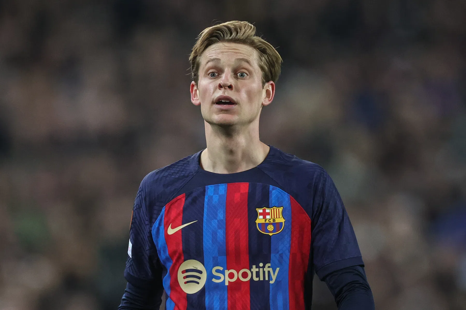 Spaanse media zien bijzonder moment in Camp Nou bij wissel De Jong