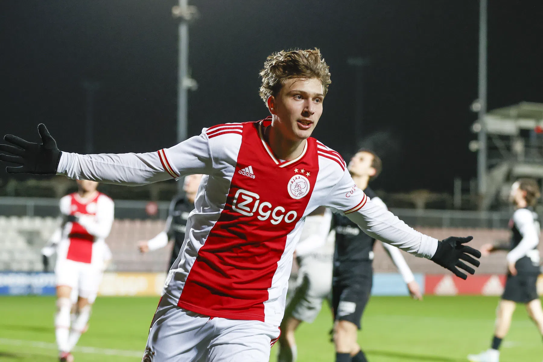 Jong Ajax-debutant scoort binnen zes minuten, oorwassing voor NAC