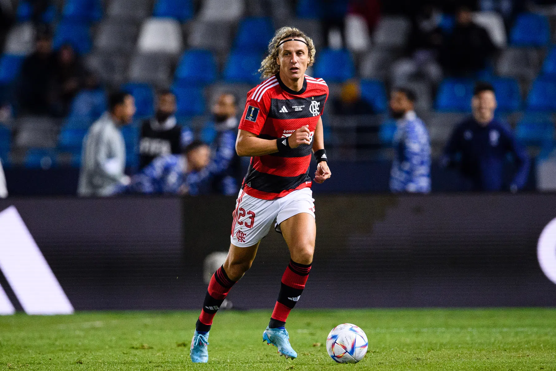 Theater wordt beloond: David Luiz smeert tegenstander rode kaart aan