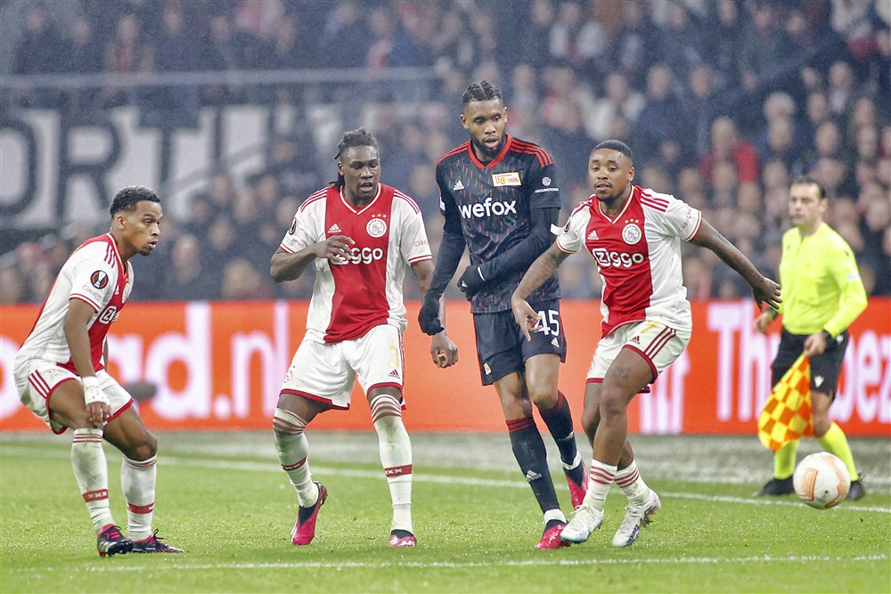 Heitinga verrast: Ajax start met drie verdedigers tegen Union Berlin