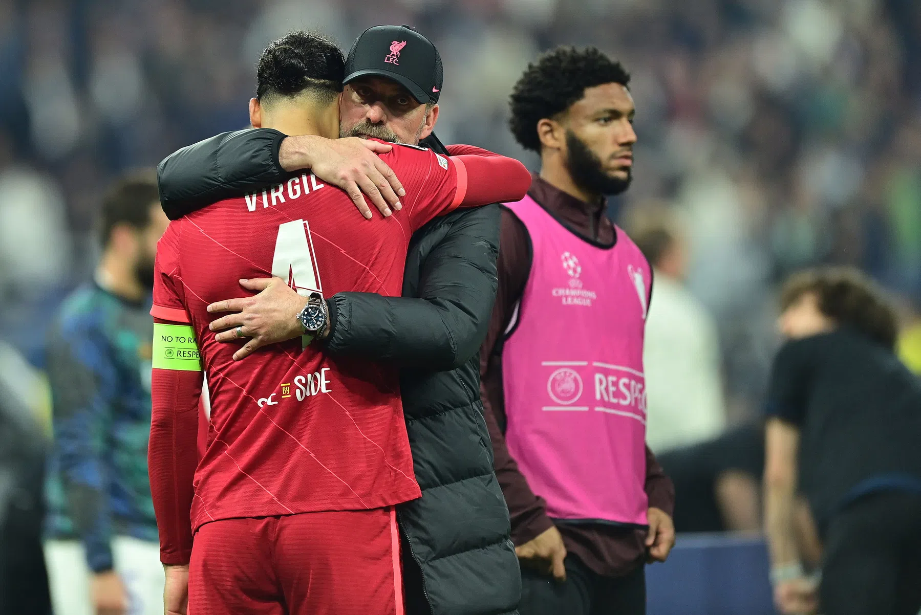 Klopp neemt het op voor Van Dijk: 'Iedereen denkt dat Virgil een robot is'