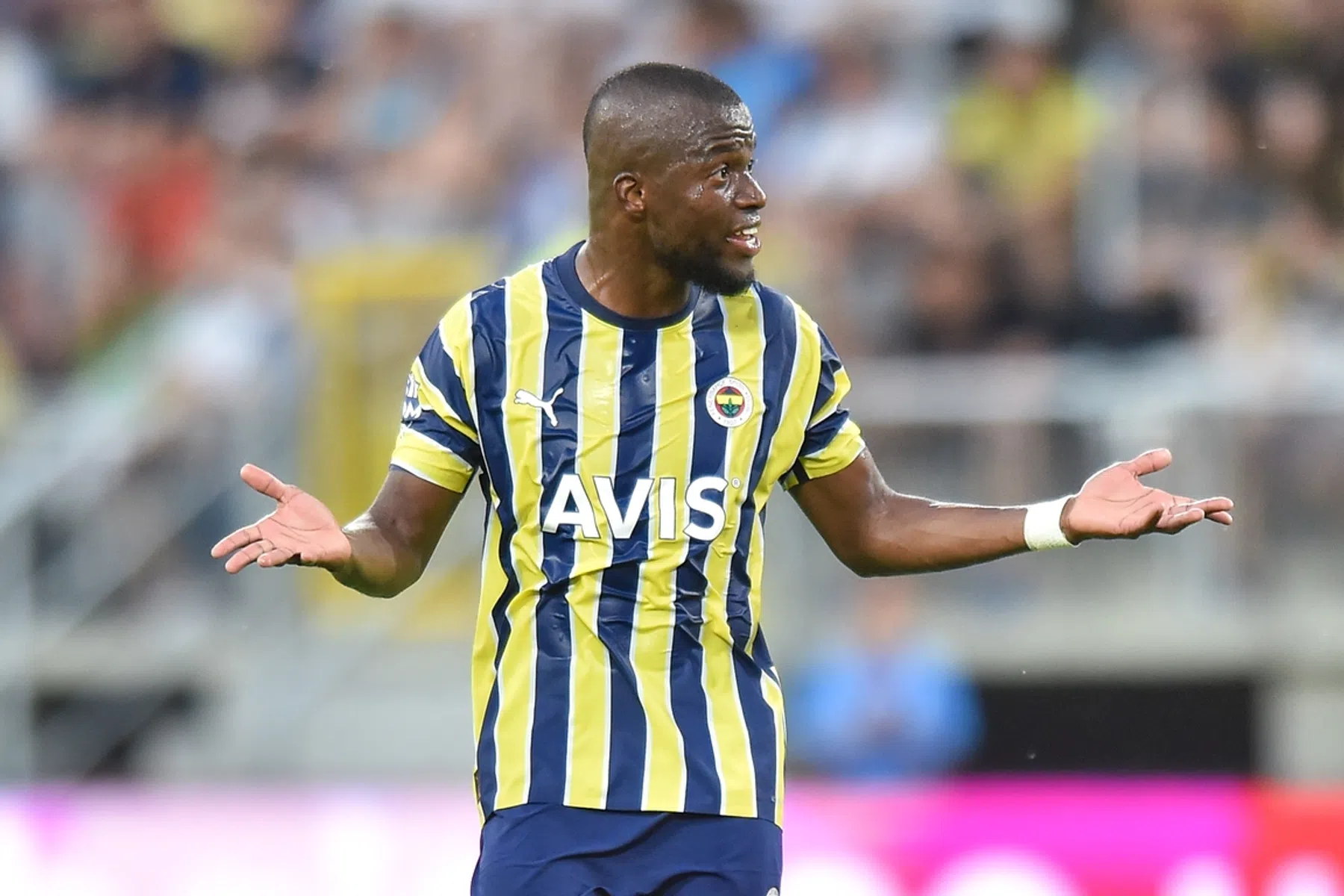 Valencia imiteert Haaland en Cruijff bij Fenerbahçe-debuut Oosterwolde