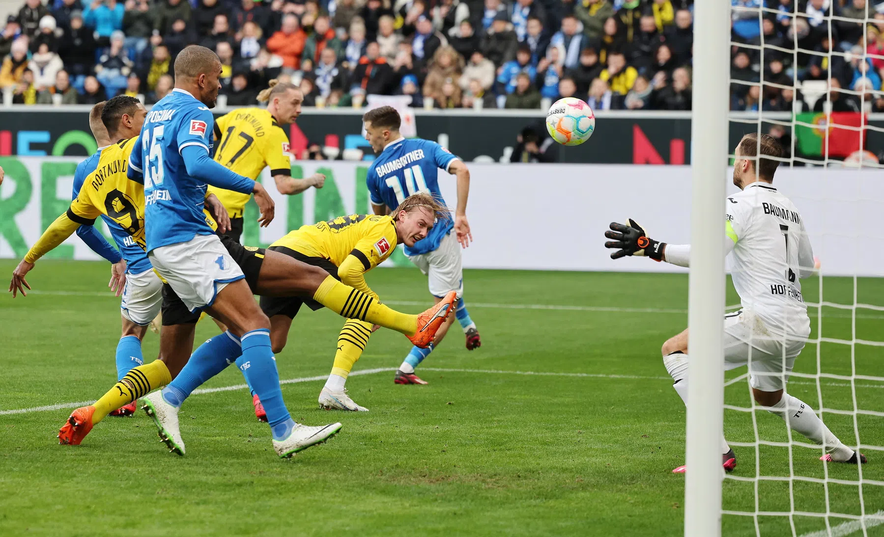 Koploper Dortmund voert de druk op bij Bayern in aanloop naar kraker 