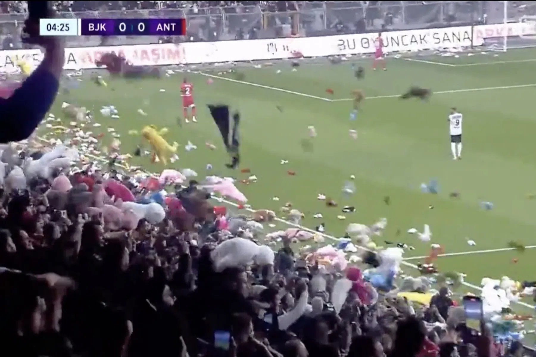 Emotionele beelden in Turkije: knuffelregen bij thuisduel Besiktas