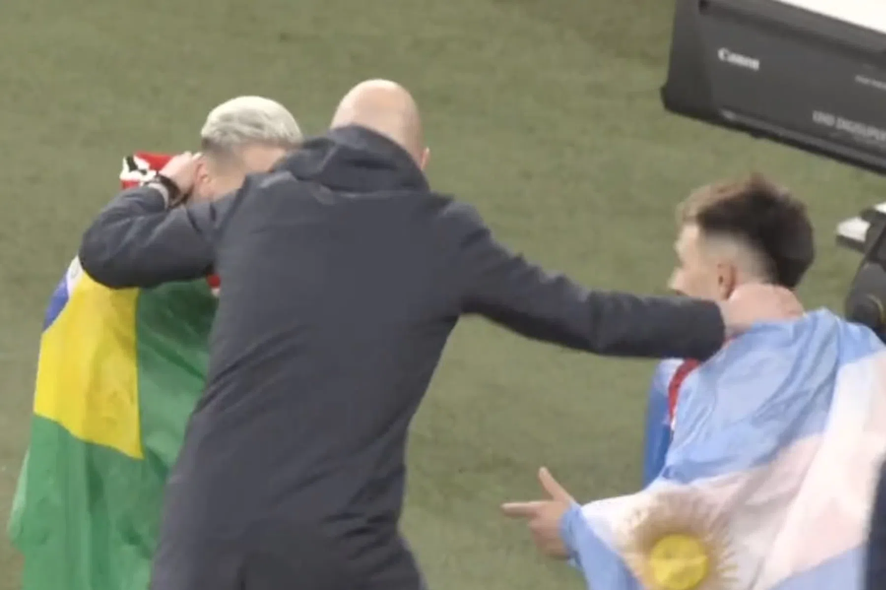 Daar is-ie weer: dansende Ten Hag viert League Cup-winst met Antony en Martínez