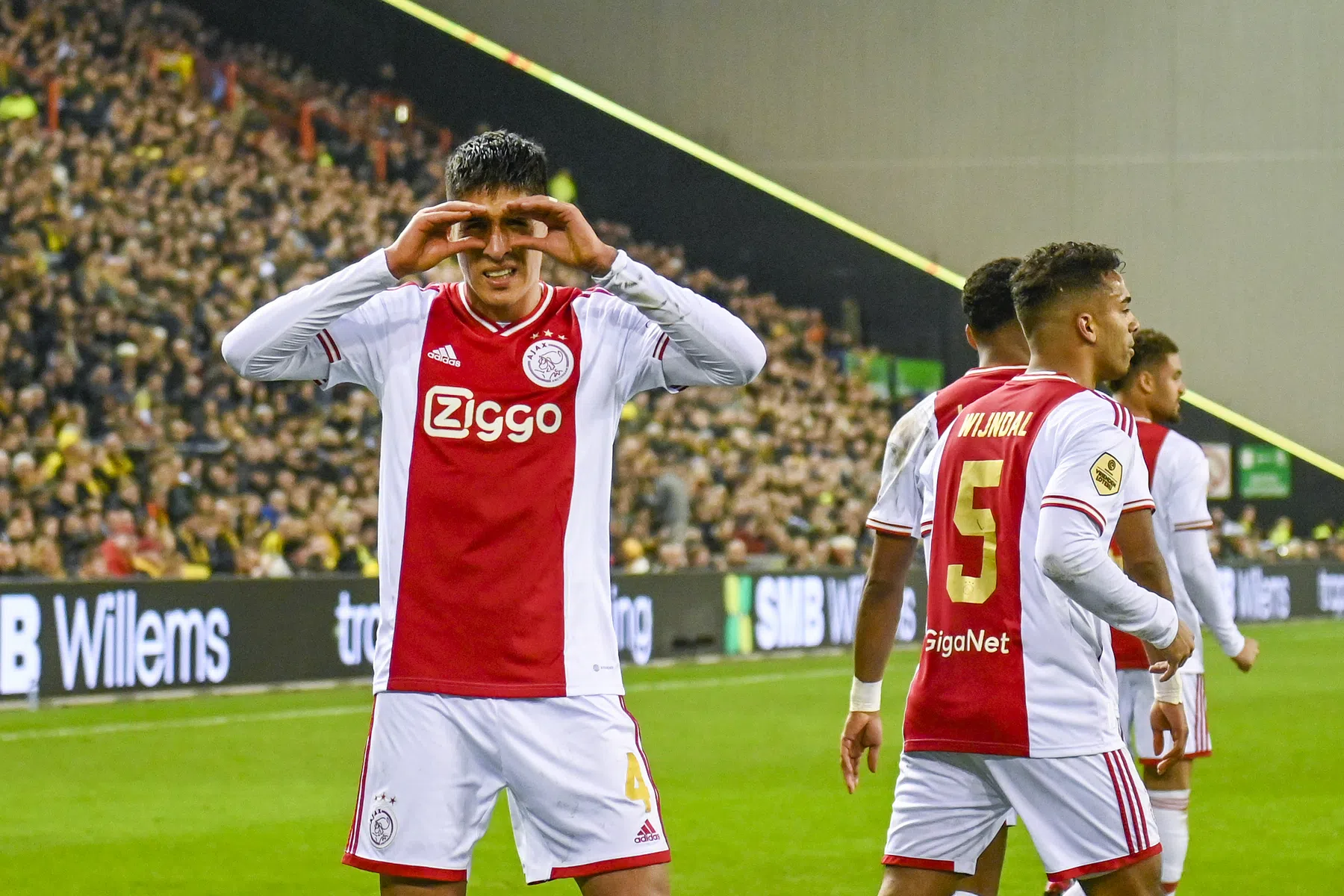Succes uit corner houdt Ajax in het spoor van Feyenoord