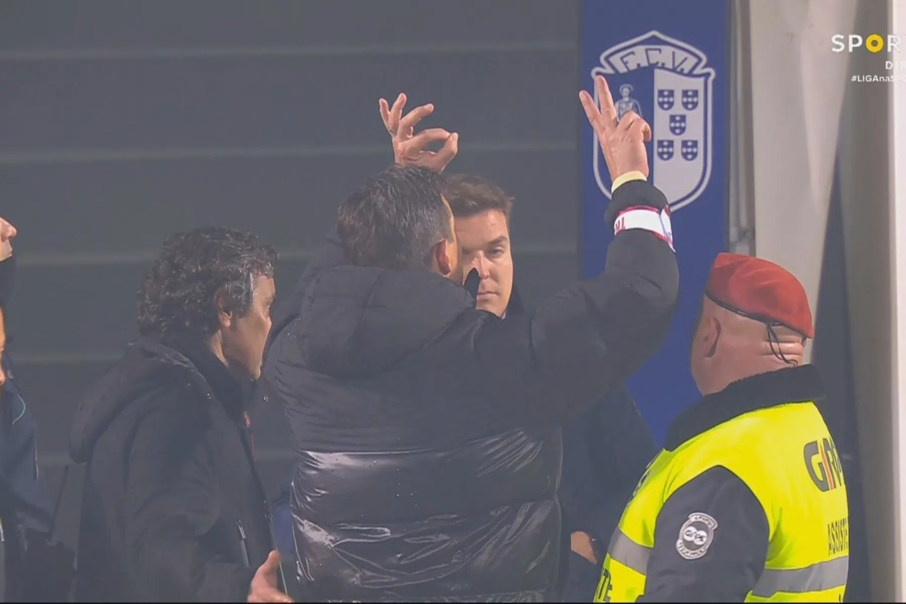 Provocerende Schmidt wordt bekogeld en krijgt rood na zege Benfica