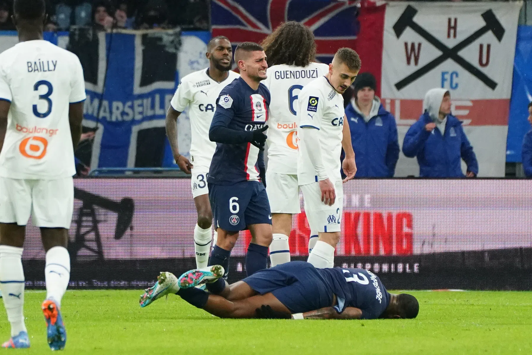 Seizoen Kimpembe voorbij: PSG-verdediger in tranen van het veld