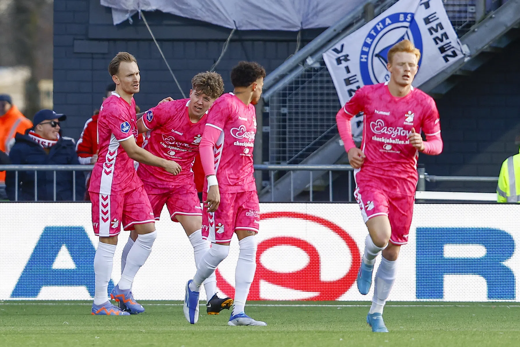 FC Emmen toont veerkracht en ontsnapt aan mokerslag in degradatiestrijd