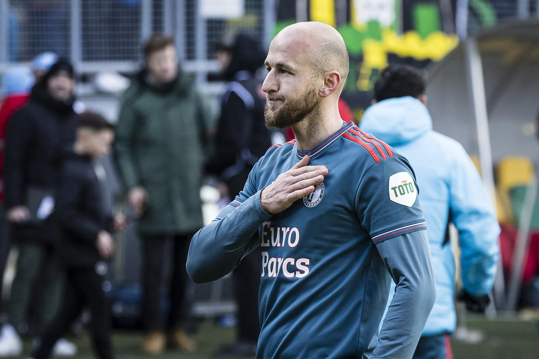 Trauner wordt naar Feyenoord-fans geduwd: 'Erg mooi om terug te zijn'