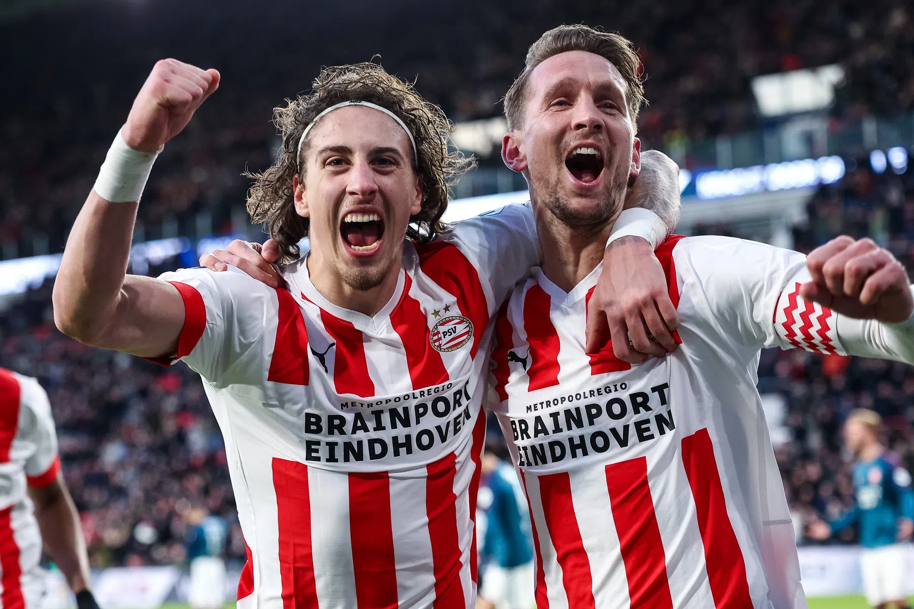 PSV houdt aansluiting in titelrace en deelt gevoelige tik uit aan Twente
