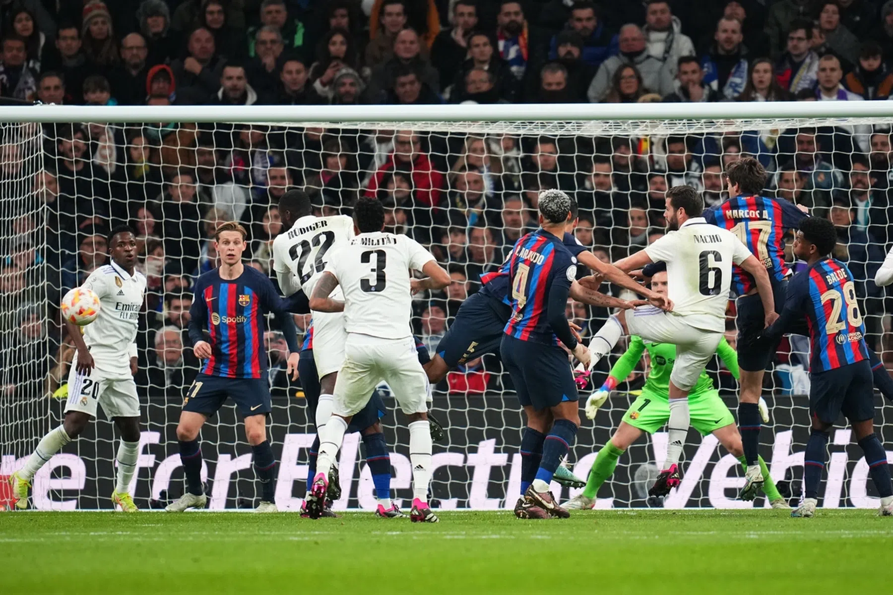 Barcelona legt Real volledig lam en krijgt zelfs compliment van Courtois