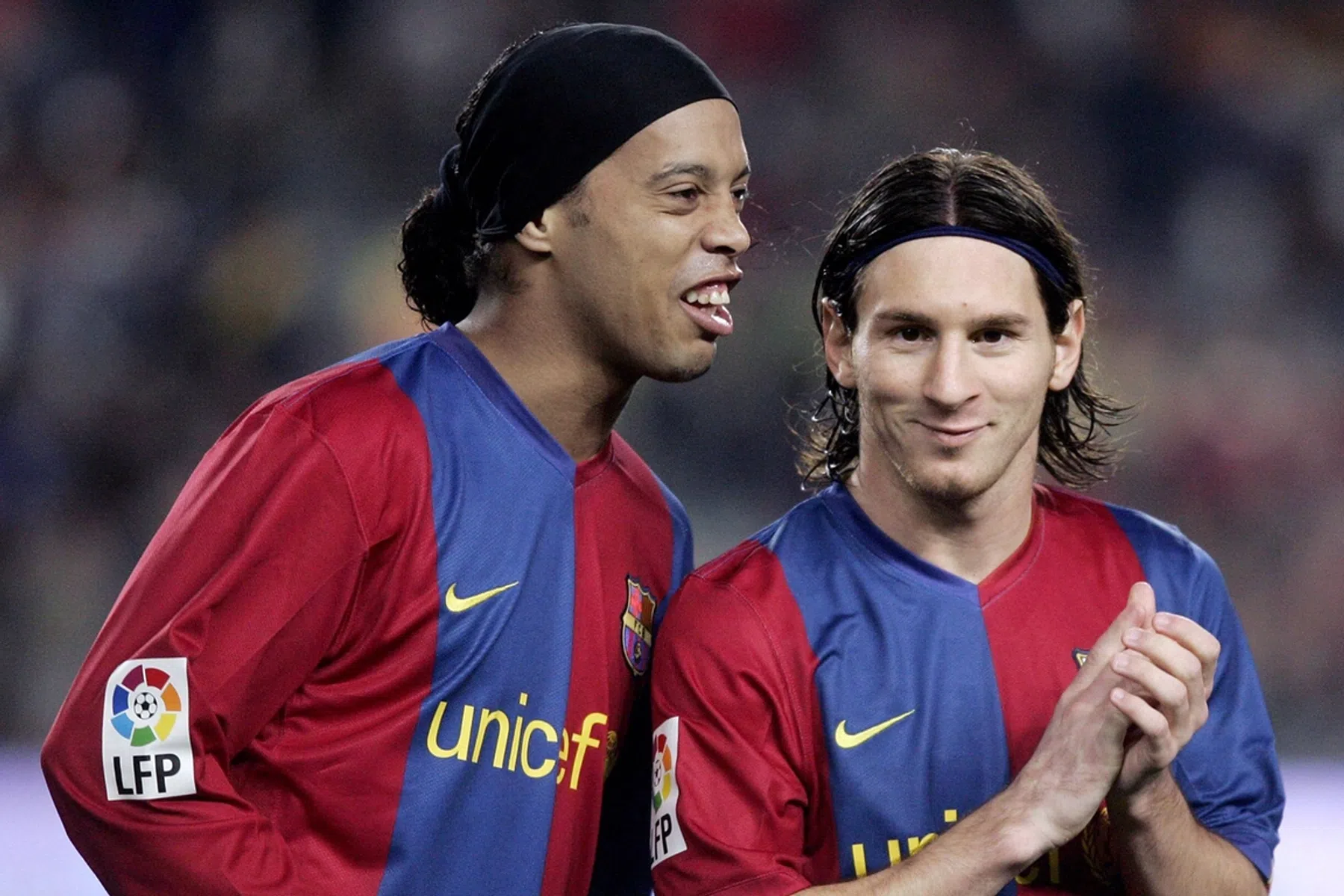 Zoon Ronaldinho tekent contract bij Barcelona