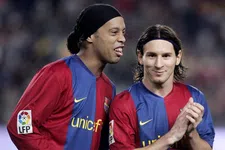 Thumbnail for article: Zoon Ronaldinho tekent contract bij Barcelona