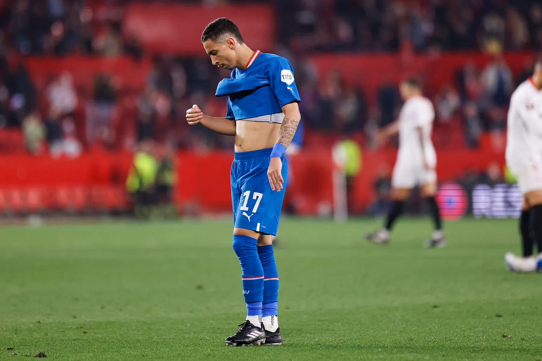 PSV moet vrezen: Mauro Júnior geblesseerd van het veld gedragen