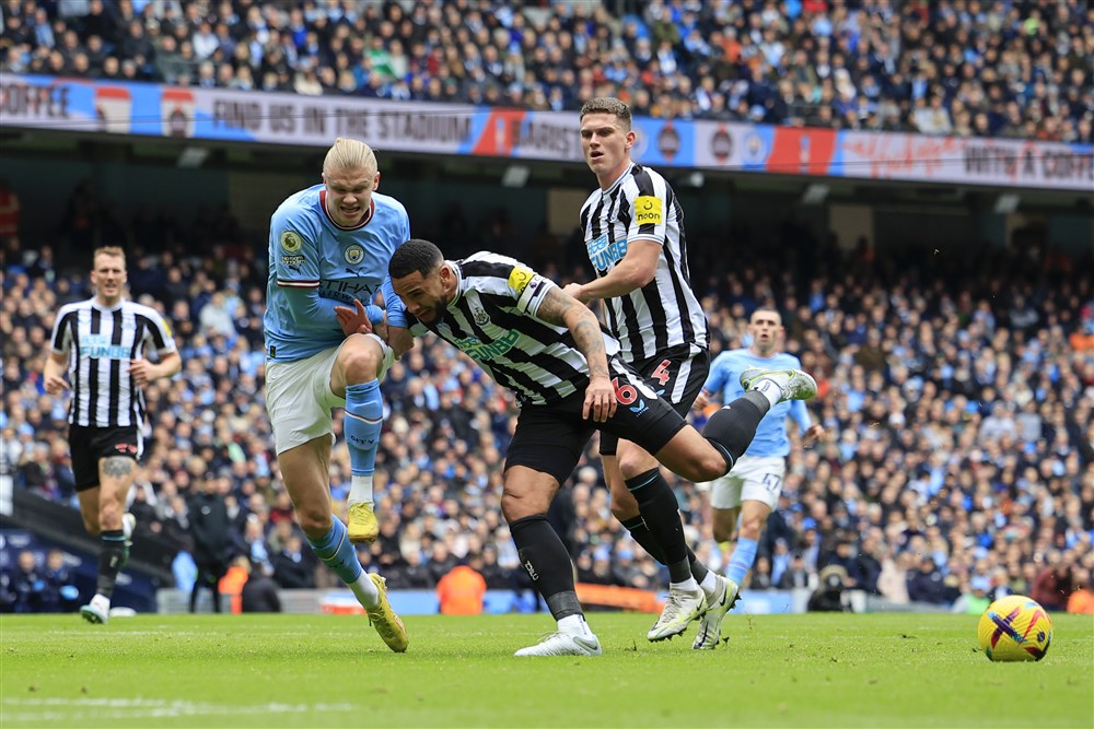 Lachende Haaland treitert Newcastle met schaamteloos tijdrekken