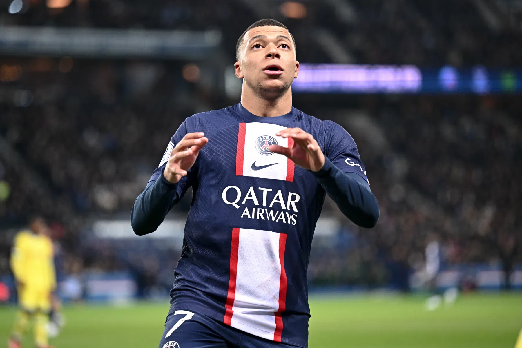 Ontlading bij Mbappé na jubileumgoal in extra tijd bij PSG