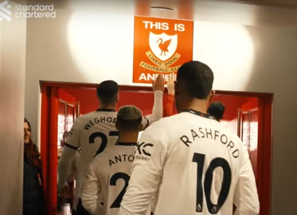 Ophef onder United-fans over actie Weghorst op beroemde Anfield-plek