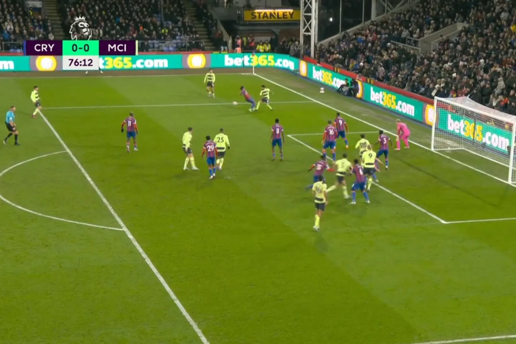 Oliedomme overtreding helpt Man City aan zeer moeizame zege