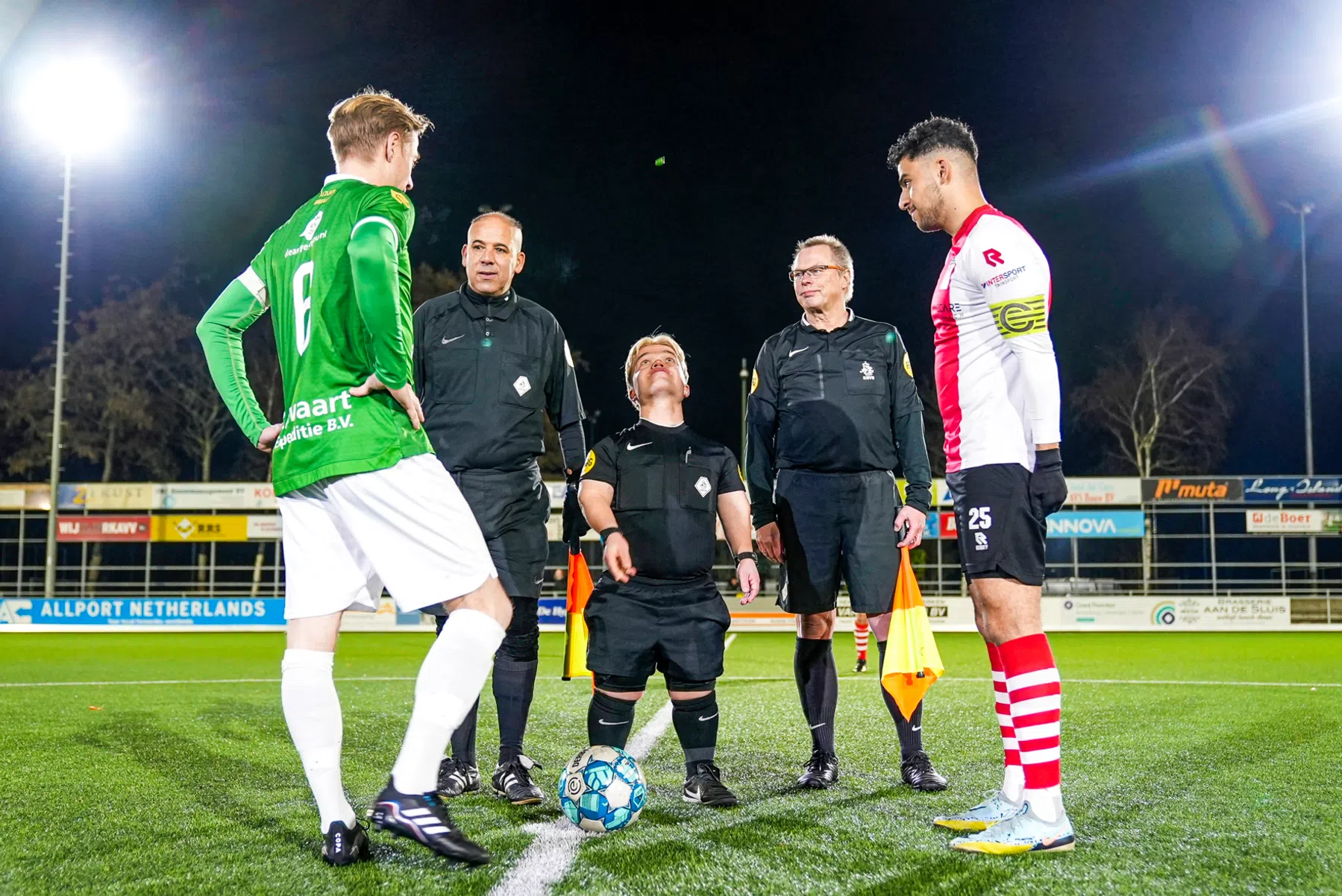 De scheidsrechter van 1 meter 42 die op het veld de baas is 