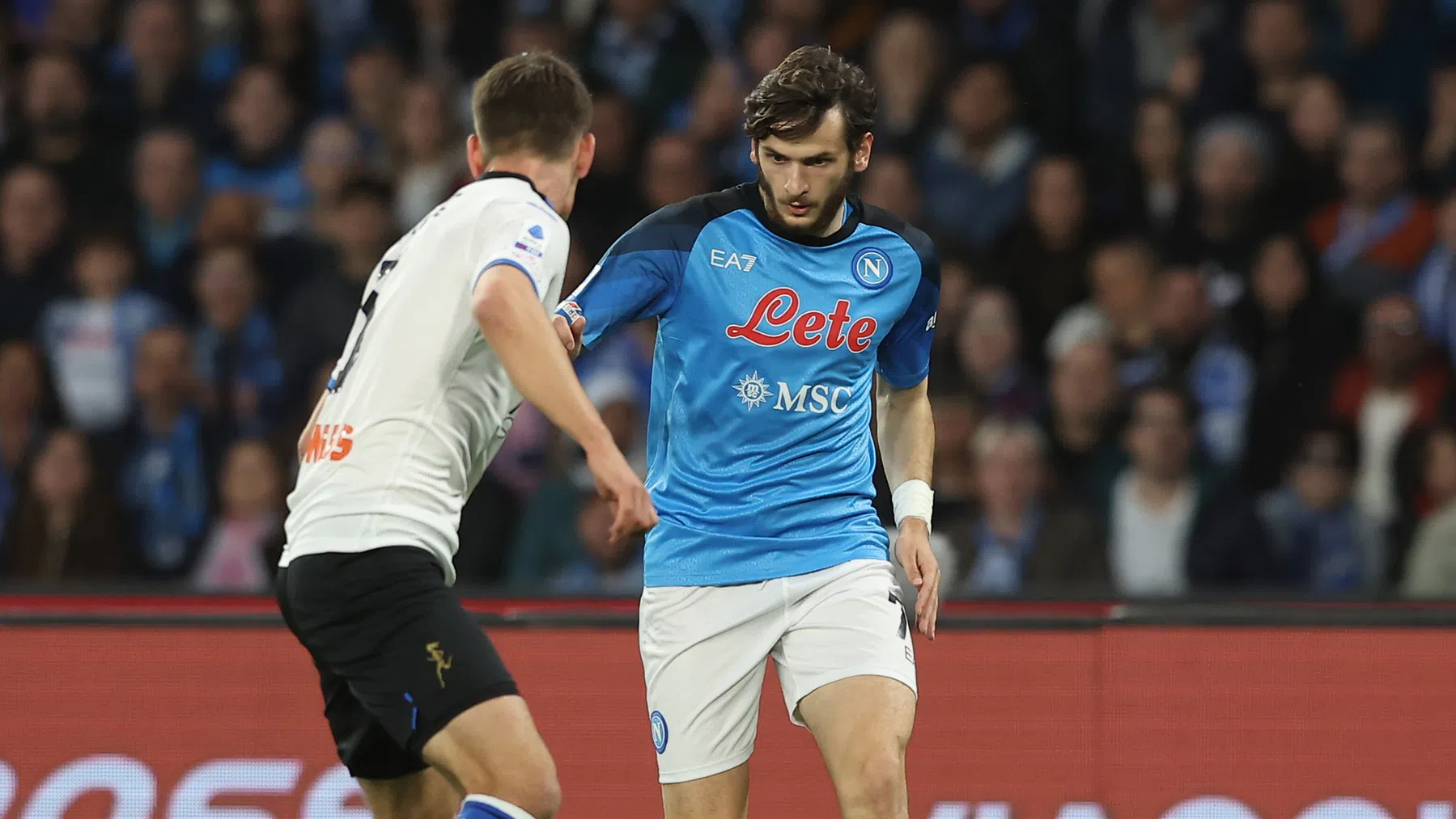 Kvaratskhelia stuurt De Roon en co het bos in en laat Napoli profiteren