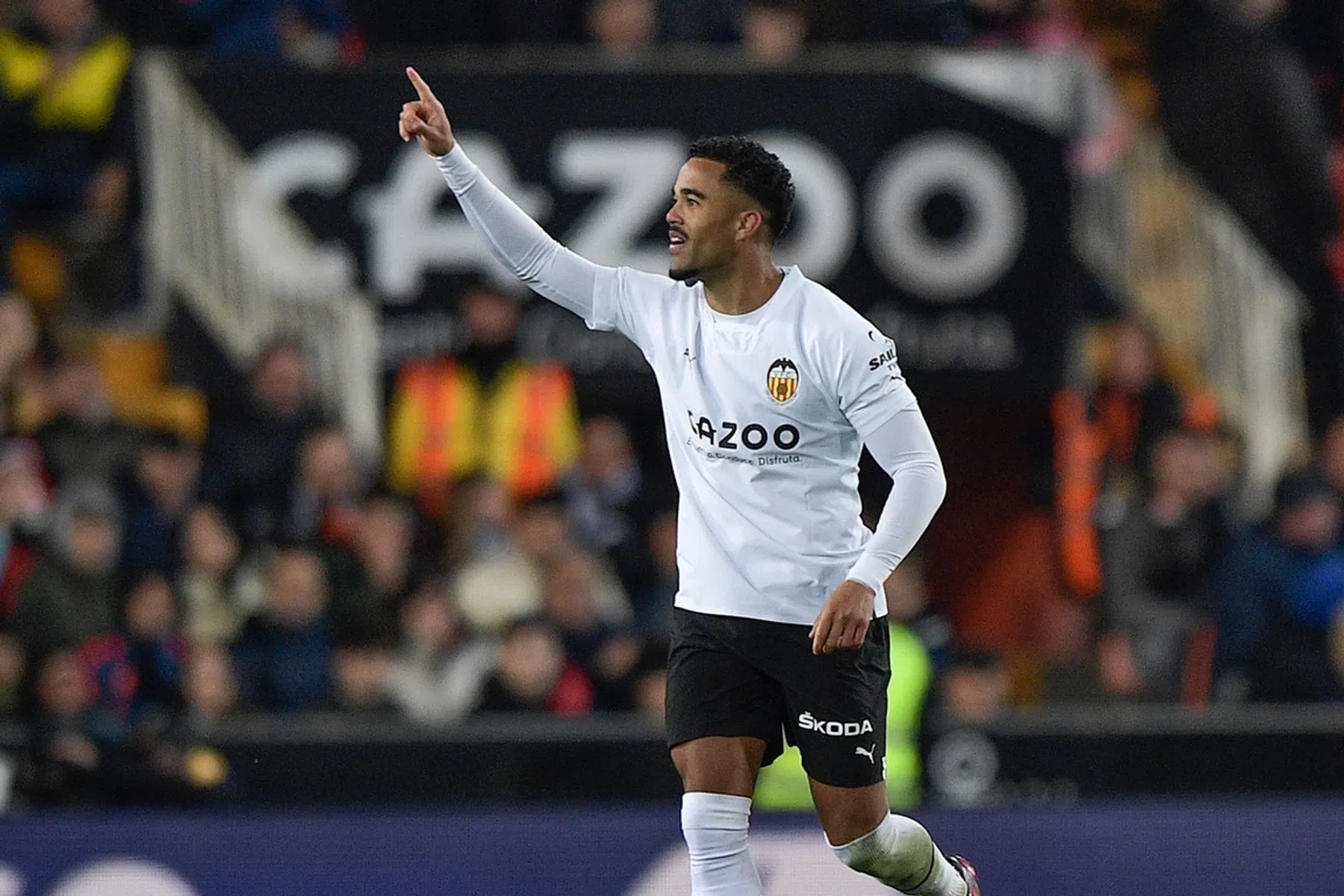 Bekeken schot van Kluivert helpt Valencia uit degradatiezone