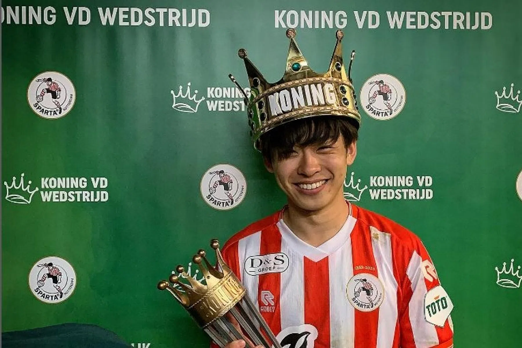 Een diepe buiging voor Koning Koki: 'Iedereen houdt van hem'