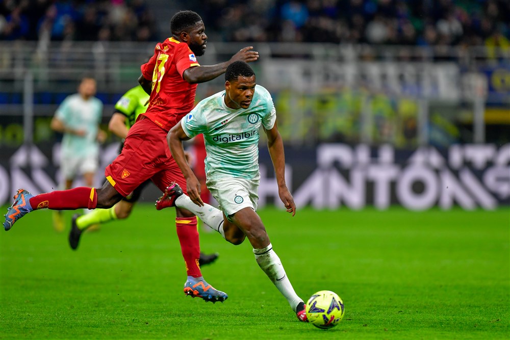 Dumfries knokt zich in de basis, De Vrij valt weer buiten de boot