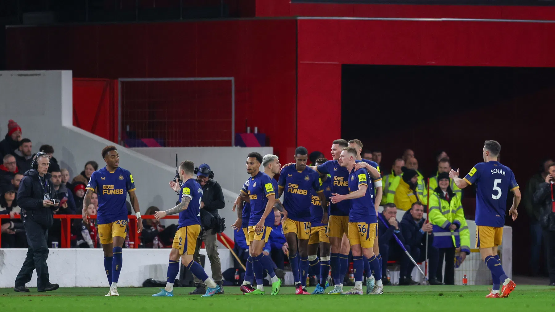 Artistieke Isak redt blunderende Botman