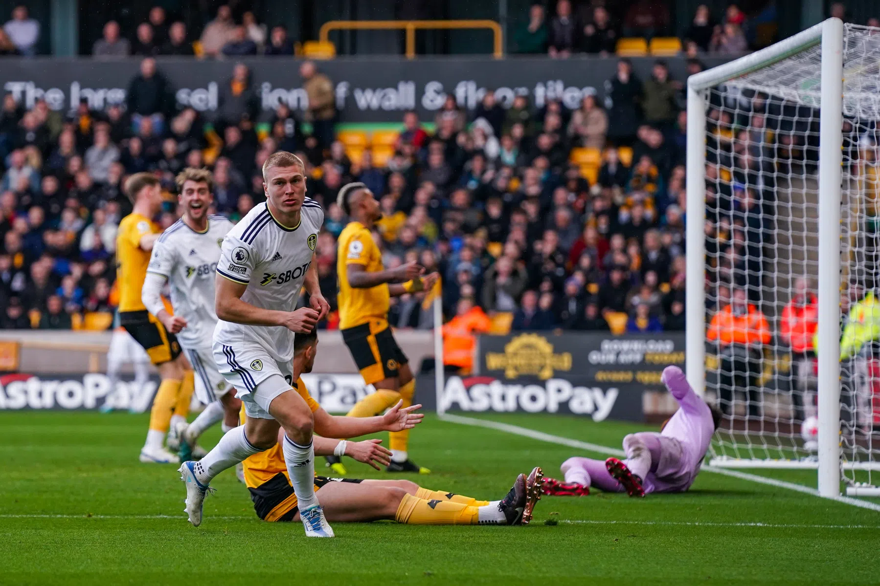 Spektakel op Molineux: wereldgoal Jonny na gouden wissel Kristensen