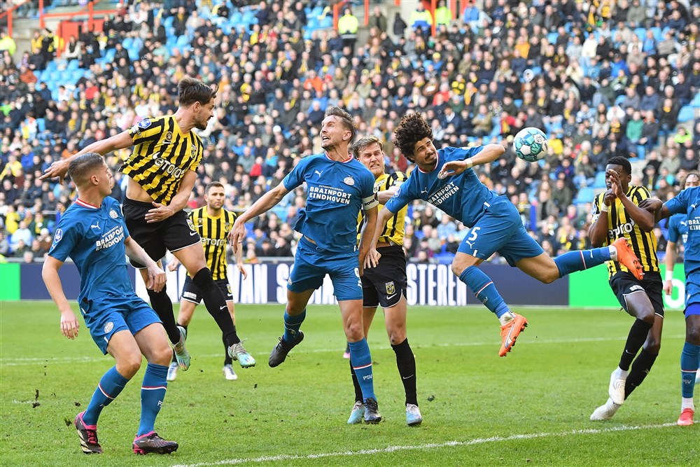 PSV laat in Arnhem kans liggen om te profiteren van verliespartij Ajax