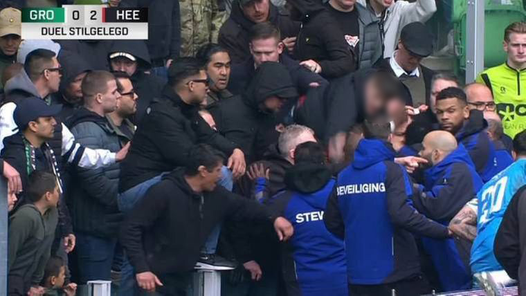 Krankzinnige beelden: Groningen-supporter geeft Jetro Willems een dreun