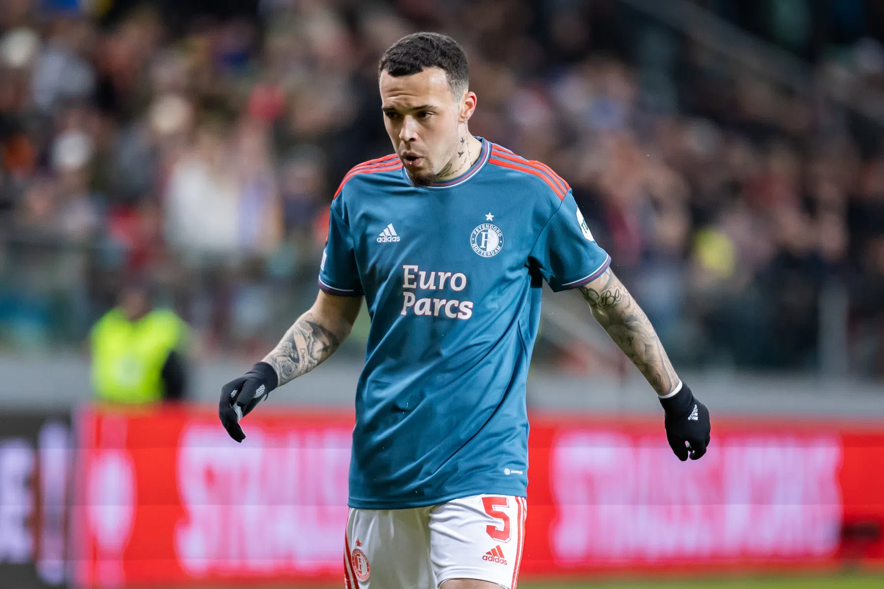 Hartman ontsnapt aan rode kaart, Slot grijpt direct in bij Feyenoord