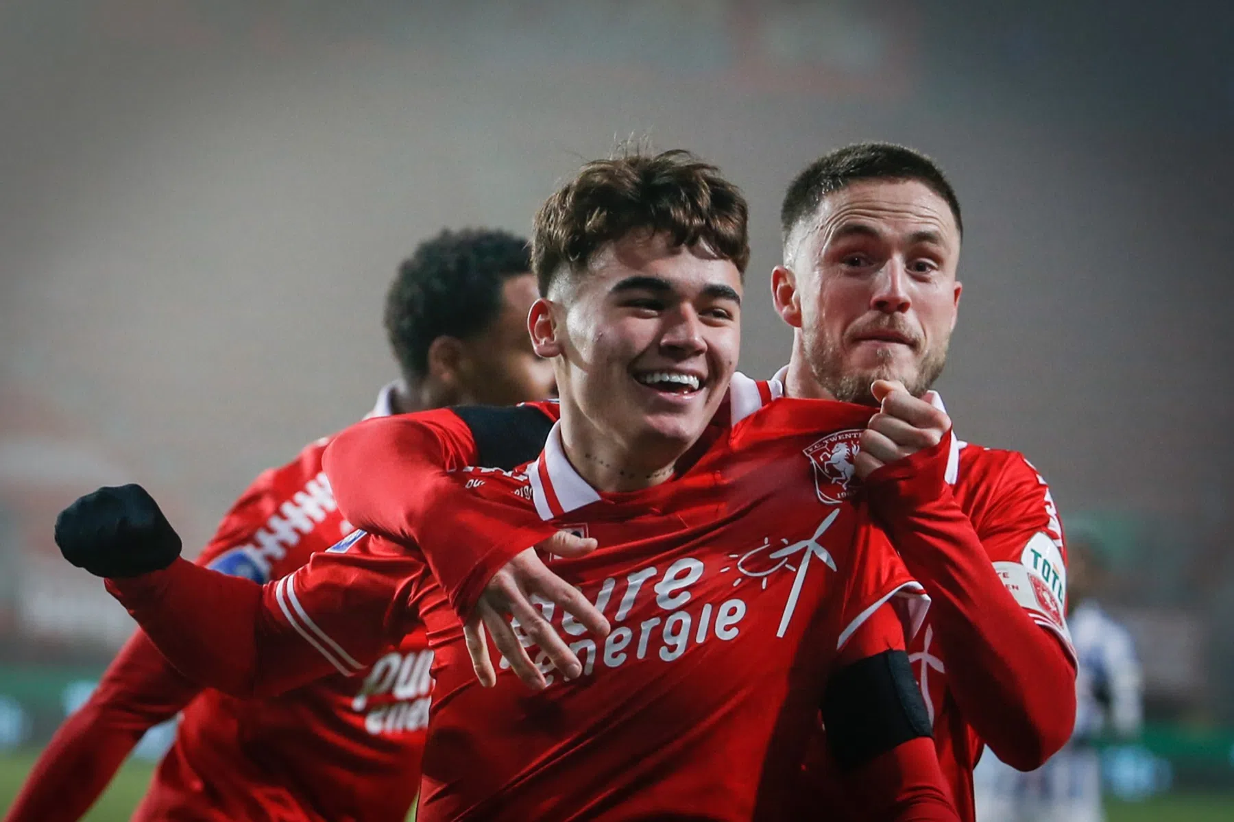 FC Twente zorgt ervoor dat AZ onder Ajax en PSV blijft staan