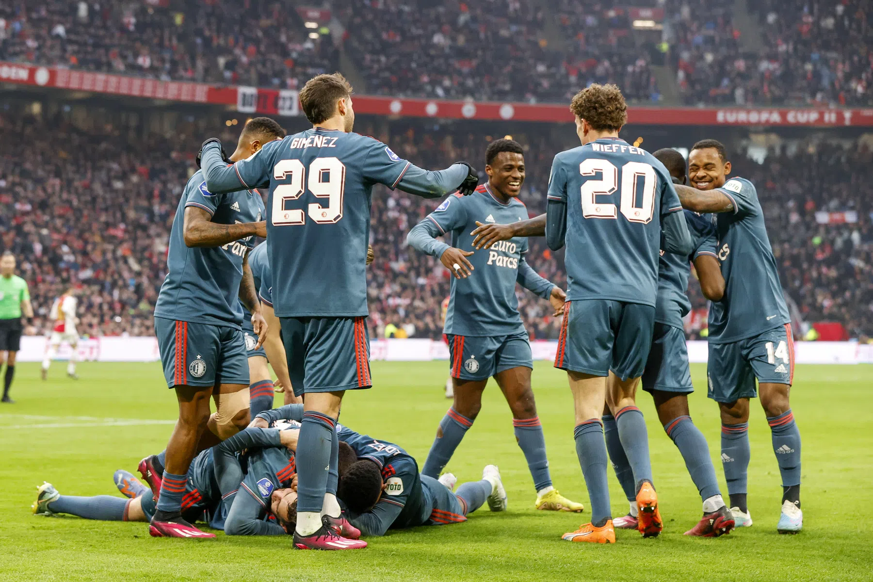 Feyenoord deelt Ajax in Klassieker enorme dreun uit in titelstrijd