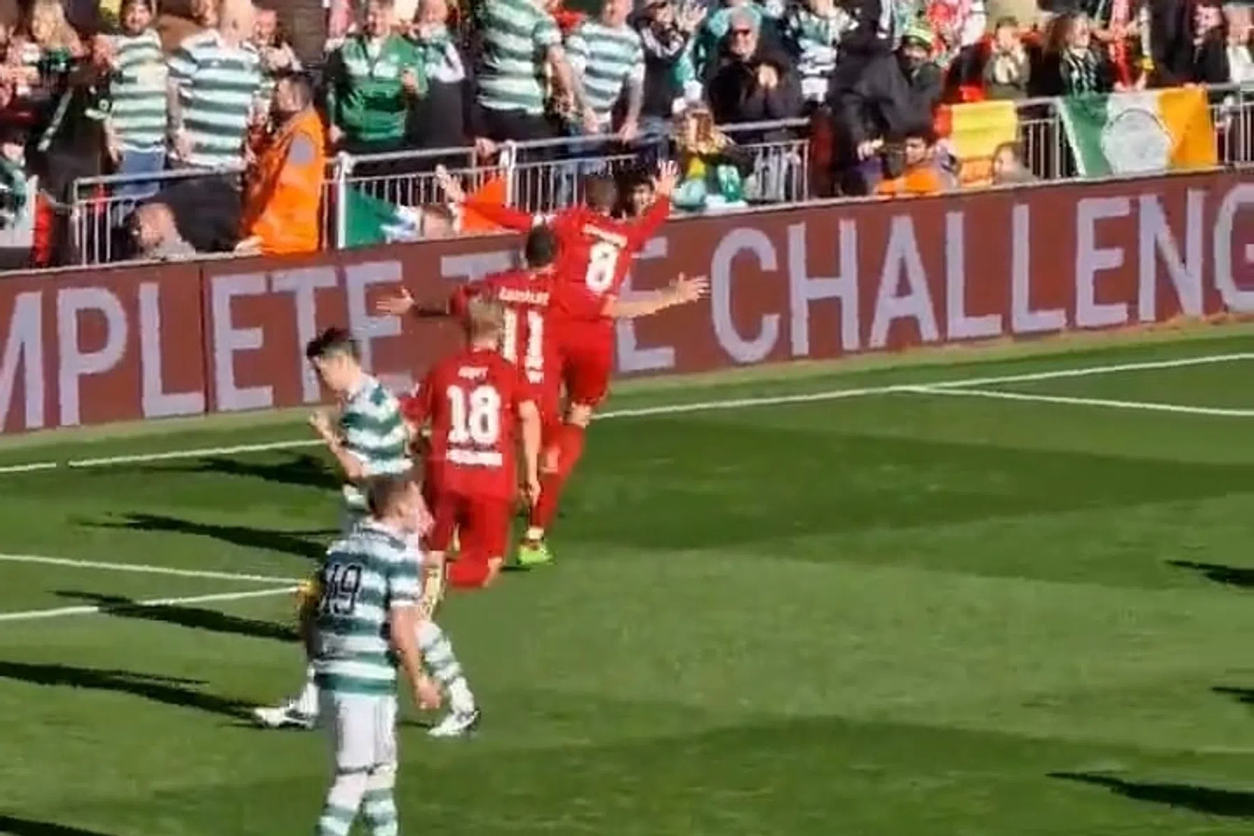 Gerrard kan het niet laten: Celtic-fans gooien met muntjes en flessen